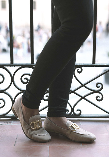 mujer en balcón con mocasines